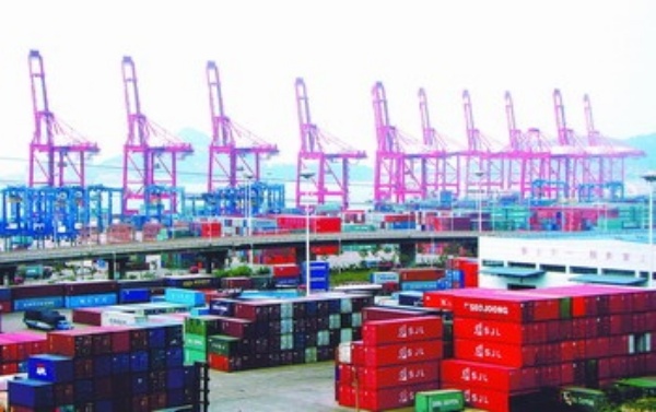 连云港东方集装箱码头一片繁忙景象