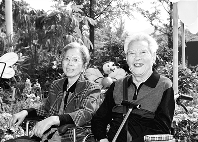 彭士禄和夫人在北京植物园