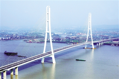左图 江苏南京长江二桥鸟瞰.  (资料图片)