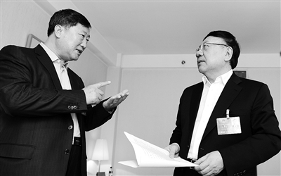 丹东港集团董事长王文良代表(右)与营口港务集